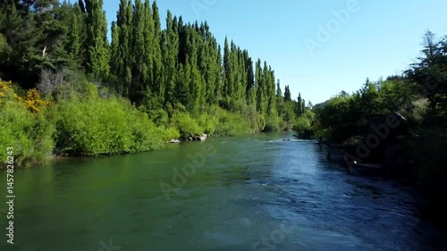 Toma aérea del río Simpson junto a la Carretera Austral, rodeado de frondosos árboles.