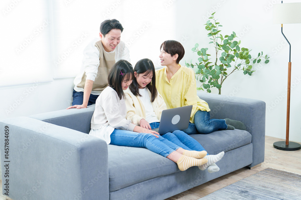リビングでパソコンを使う親子