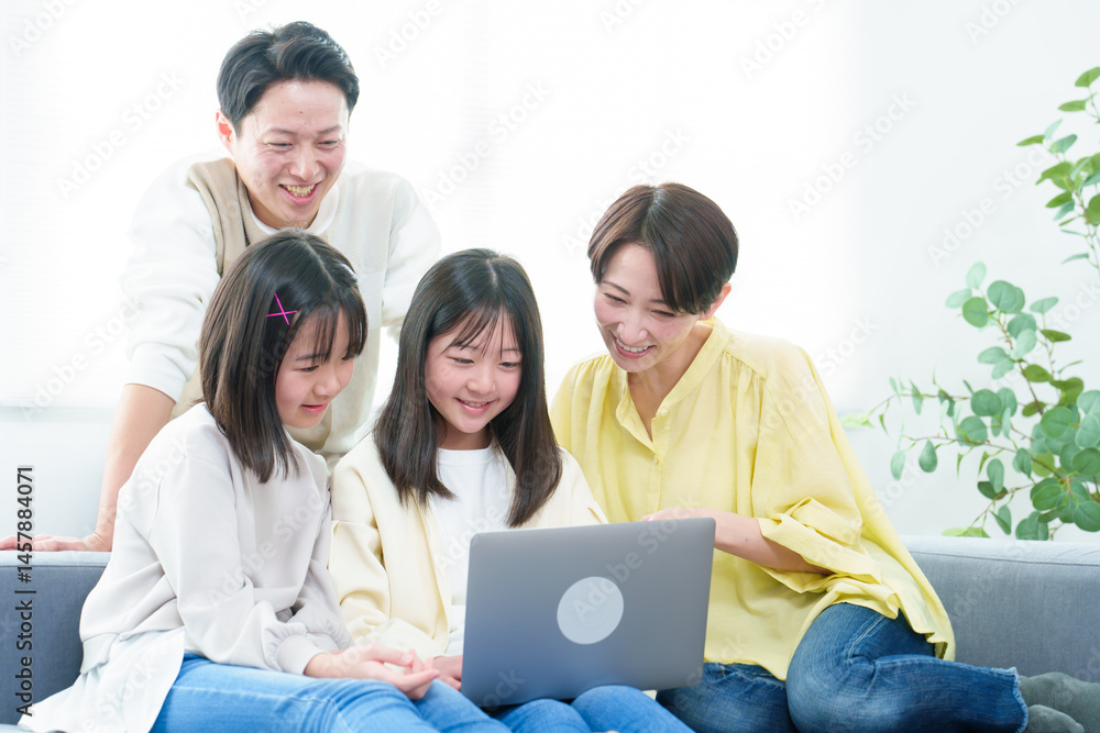 リビングでパソコンを使う親子