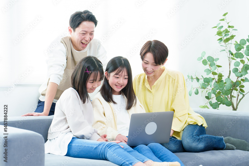リビングでパソコンを使う親子