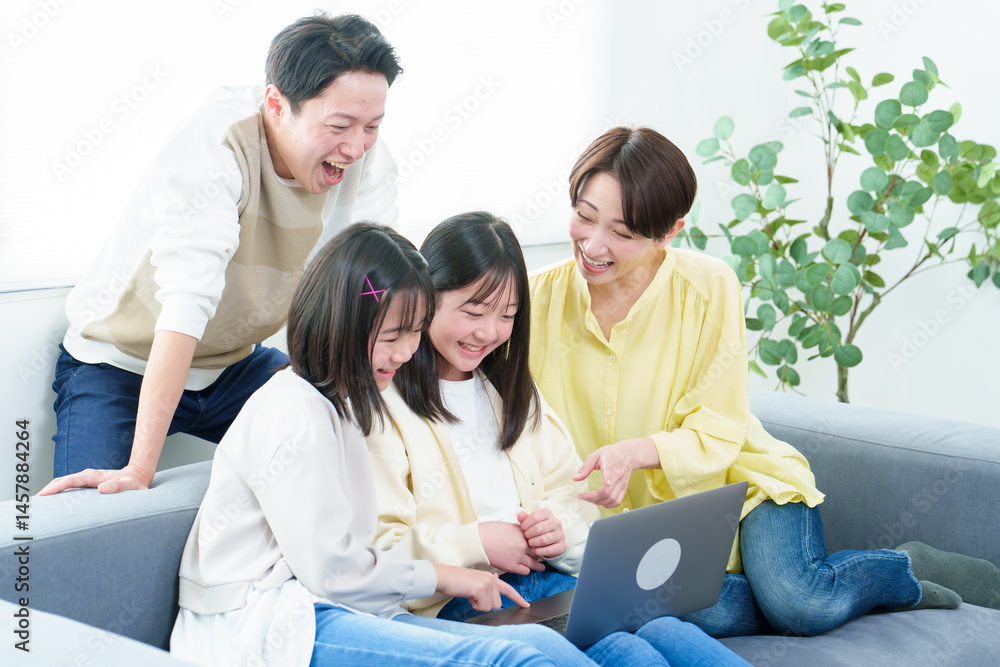 リビングでパソコンを使う親子