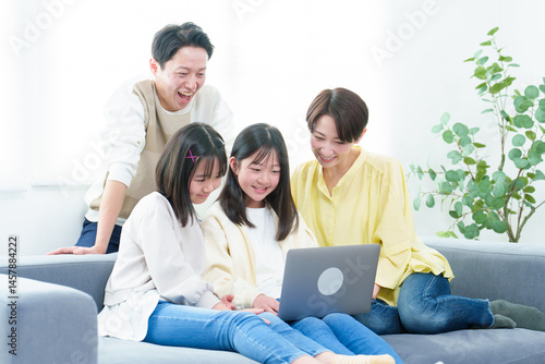 リビングでパソコンを使う親子