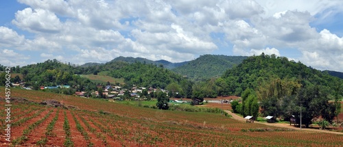 Obraz na płótnie panorama landscape of village in the mountains w salonie