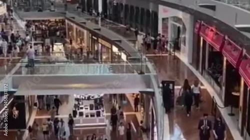 都会のビルディング大規模ショッピングモールの喧騒と混雑の人々
