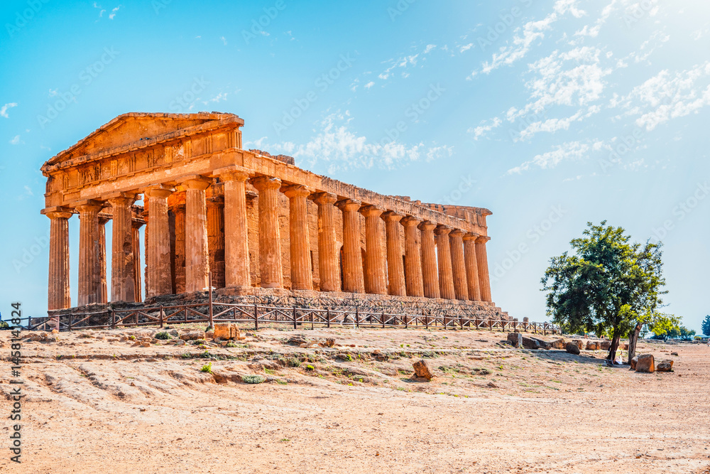 Naklejka premium The greek temple of Temple of Concordia in the Valley of the Temples, Agrigento, Sicily.