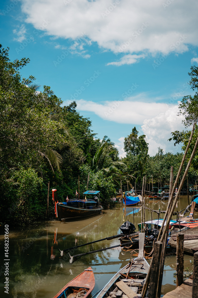 Obraz premium Thai Long Tail Boats at Thapom Klong Song Nam, Krabi
