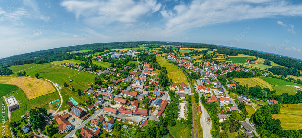 Ausblick auf die Gemeinde Langenneufnach im Naturpark Augsburg-Westliche Wälder in Bayerisch-Schwaben