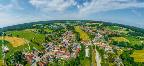 Obraz na płótnie Ausblick auf die Gemeinde Langenneufnach im Naturpark Augsburg-Westliche Wälder in Bayerisch-Schwaben w salonie