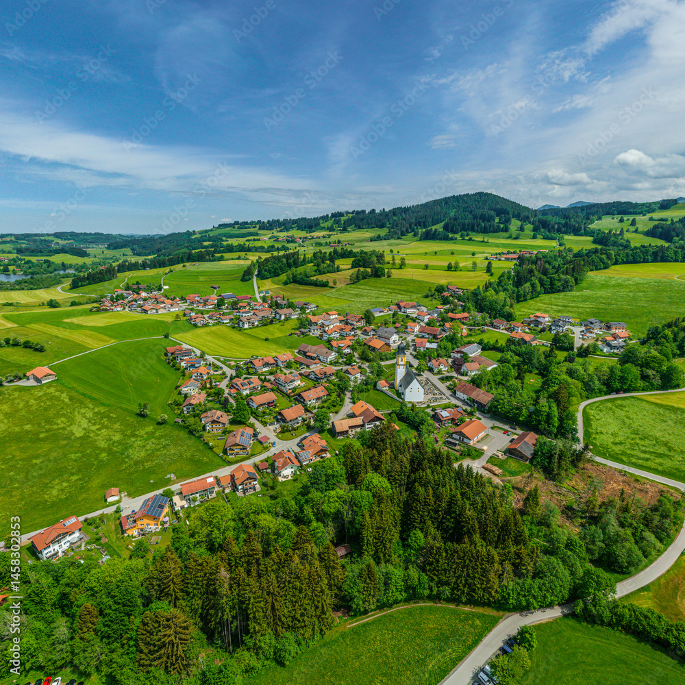 Fototapeta premium Die Ortschaft Petersthal im Oberallgäu aus der Vogelperspektive
