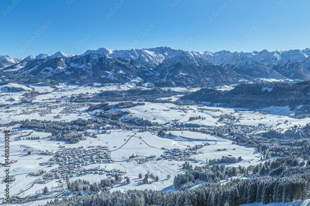 Das winterlich verschneite Illertal im Oberallgäu aus der Vogelperspektive