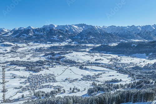 Obraz na płótnie Das winterlich verschneite Illertal im Oberallgäu aus der Vogelperspektive w salonie