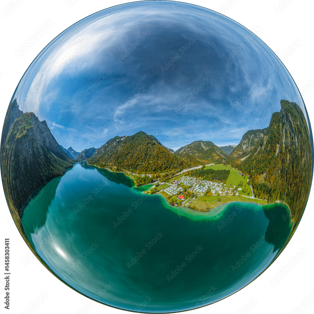 Herrlich gelegener Bergsee in den Tiroler Alpen - der Plansee bei Reutte als Little Planet-Ansicht, freigestellt