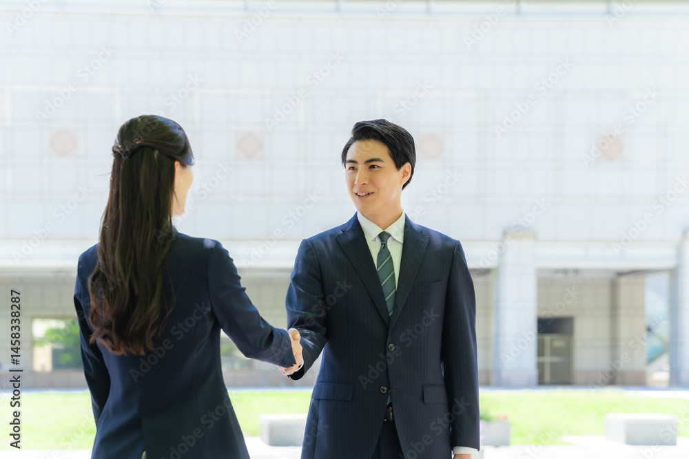 握手、チームワーク、ビジネス、顧客、サポート、協力、ビジネスパーソン、日本人、屋外、街、都市、ビル、提携、連携、挨拶、団結、応援、感謝、歓迎、契約、採用、リファラル、仲間、パートナーシップ、サービス、ディール、企業、経営、人材、男性、女性、ビジネスマン、ビジネスウーマン、スーツ、パートナー、コピースペース、会社員、サラリーマン、営業、仕事、取引、商談、相談、爽やか、笑顔、グループ、若い、会う、人物