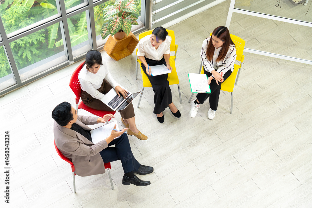 A group of business people discuss their work, make sales plans, brainstorm, and cooperate to achieve their goals.