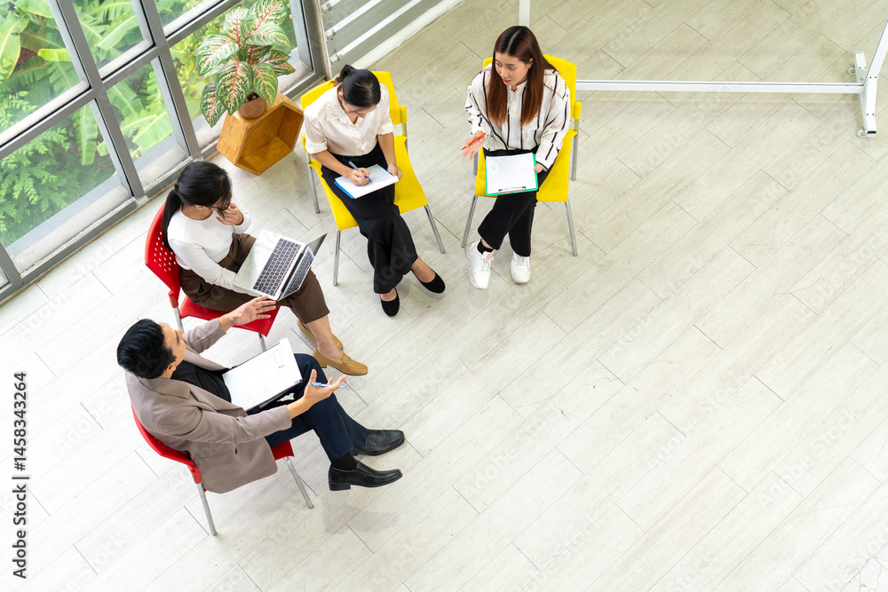 A group of business people discuss their work, make sales plans, brainstorm, and cooperate to achieve their goals.