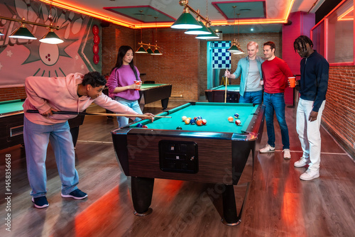 Obraz na płótnie Young people playing billiards in entertainment venue w salonie