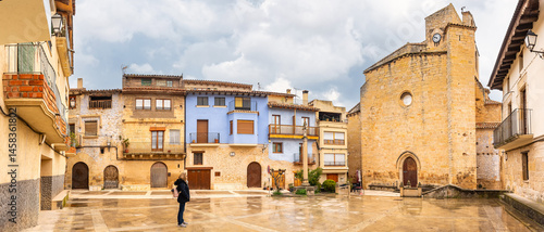 Obraz na płótnie Tourist woman contemplating the main square of the medieval town of Rafales, Teruel, Aragon. w salonie