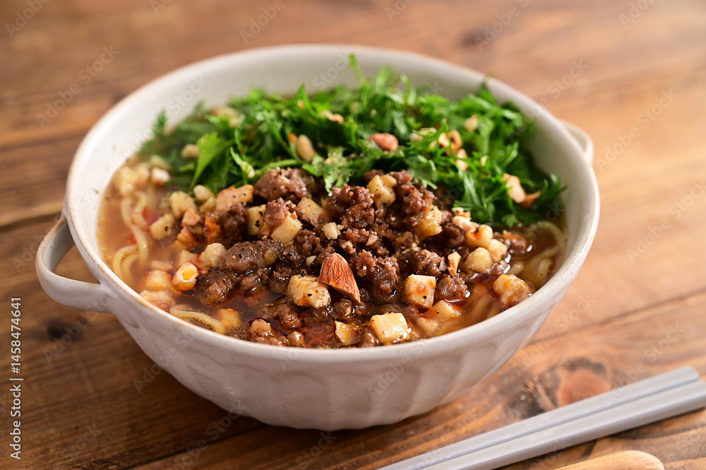 坦々そぼろとパクチーのラーメン 坦々そぼろとパクチーのラーメン