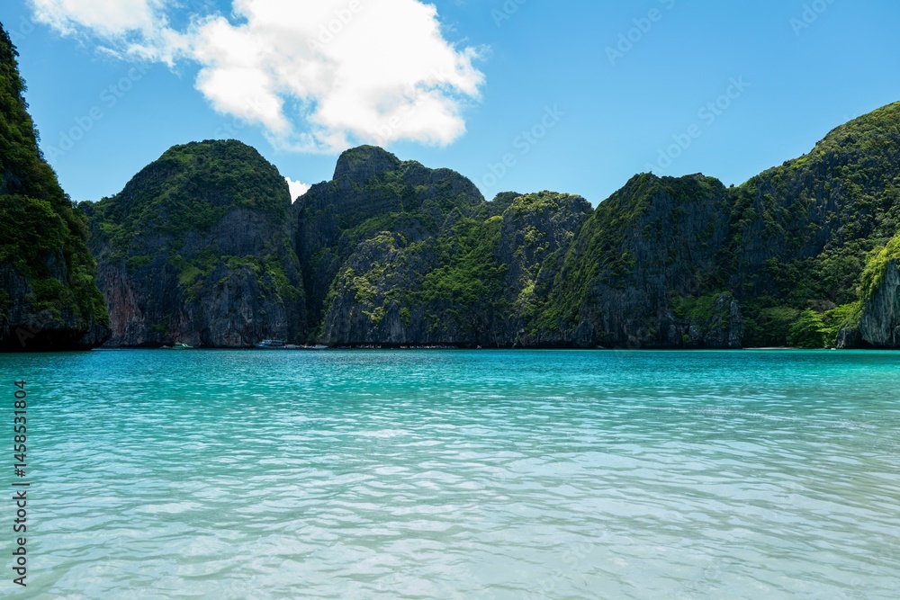 Obraz premium Turquoise Waters and Limestone Cliffs at Maya Bay