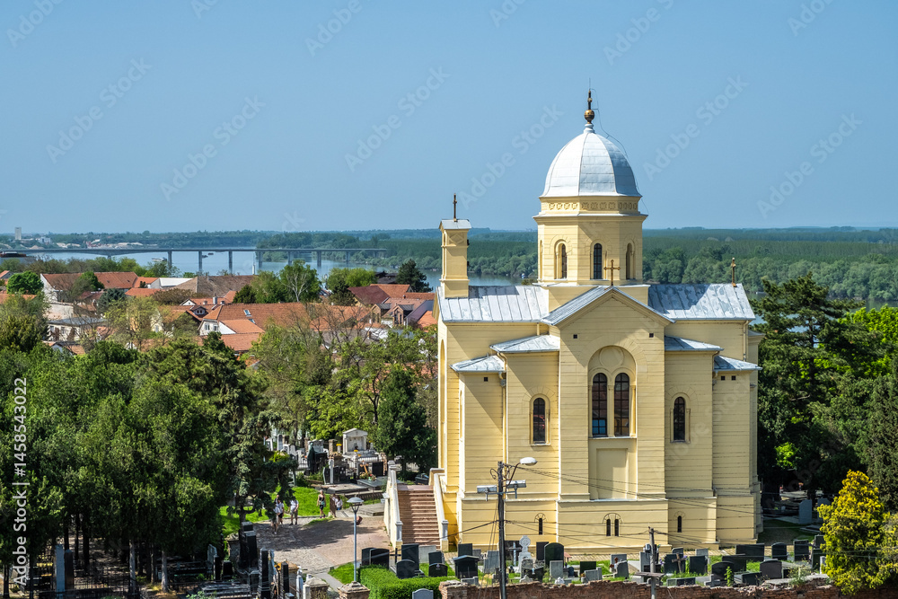 Fototapeta premium Orthodoxe Kirche in Zemun mit Blick auf die Donau