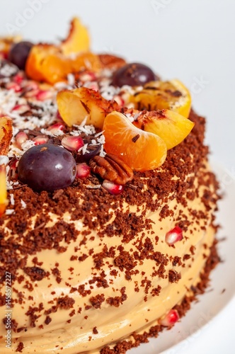 Obraz na płótnie A beautifully decorated cake with fresh fruits, chocolate shavings, and creamy icing, perfect for any occasion. w salonie
