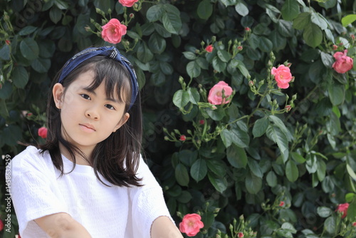 バラ園の中の女子小学生 (10歳)
