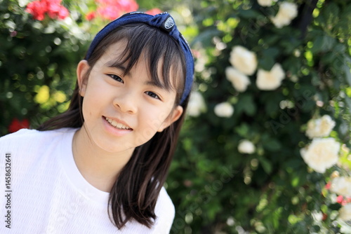 バラ園の中の女子小学生 (10歳)