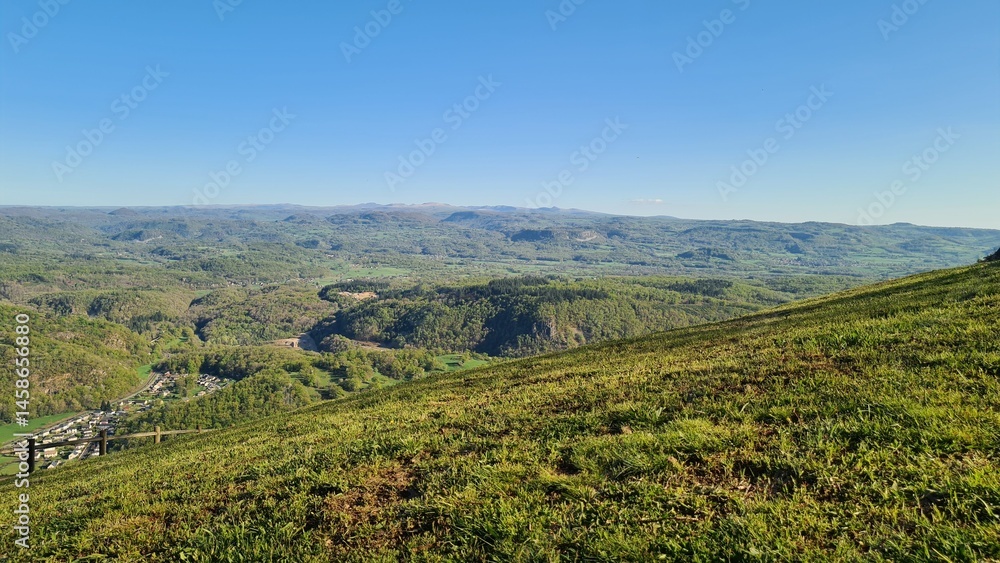 Naklejka premium Le plomb du Cantal vu depuis les orgues de Bort
