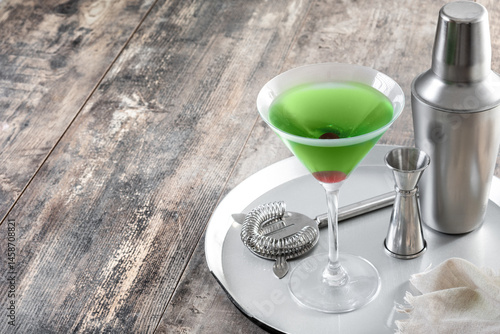 Foto Japanese slipper cocktail on wooden table. Copy space