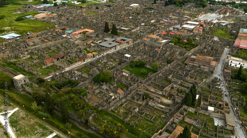 Obraz na płótnie Aerial view of the archaeological park of Pompeii, located in the province of Naples, Campania, Italy. It is famous for the remains and ruins of the palaces and houses of an ancient Roman city. w salonie