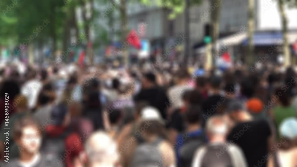 Vue floue sur des manifestants lors d'une manifestation du 1er mai à Paris