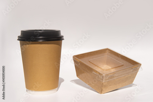 Obraz na płótnie Eco-friendly coffee cup and takeout container on white background w salonie
