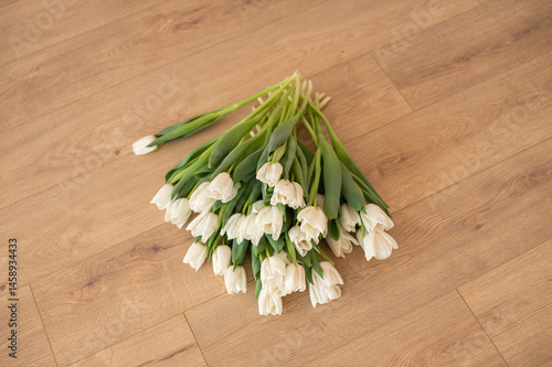 Obraz na płótnie White Tulips on Wooden Floor - Fresh Spring Flowers Indoors w salonie
