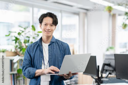 オフィスで仕事する若いビジネスマン