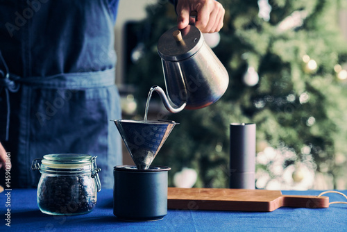 コーヒーを淹れる人物の手元