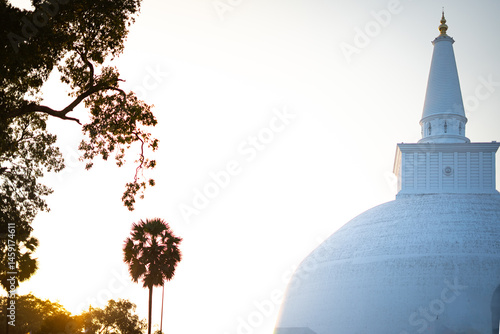 Photos Serene view of the Ruwanwelisaya stupa at sunset in Anuradhapura, Sri Lanka