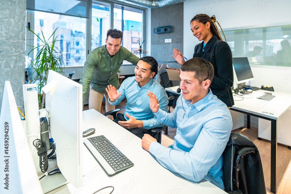 Obraz premium Customer service team waving at computer in office