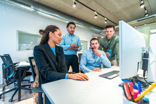 Obraz na płótnie Business team collaborating on computer in modern office w salonie