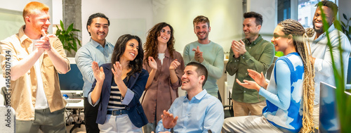 Obraz na płótnie Diverse business team clapping and celebrating success in modern office w salonie