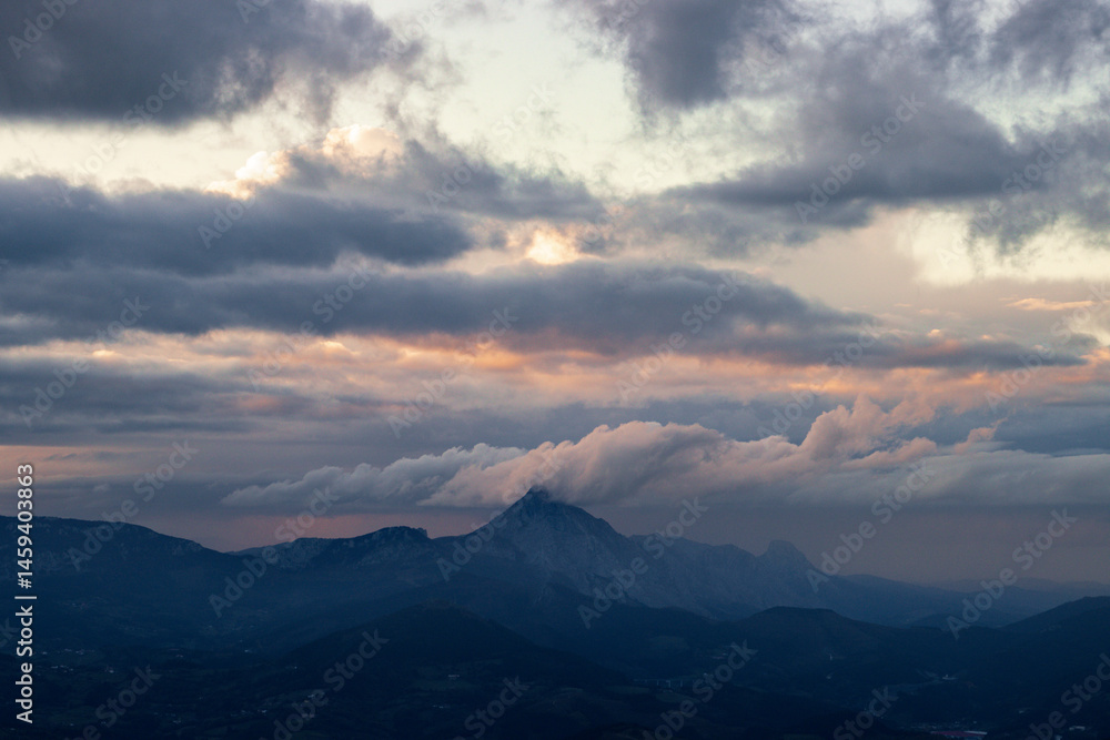 Obraz premium Beautiful sunset from Aloña mountain in the Basque Country