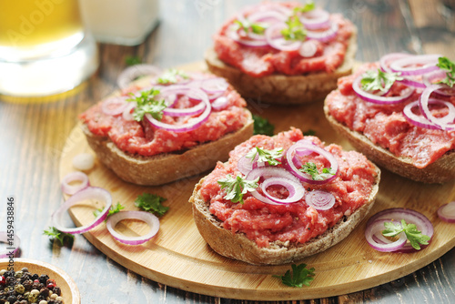 Obraz na płótnie Traditional German sandwiches with minced meat Mettbroetchen w salonie