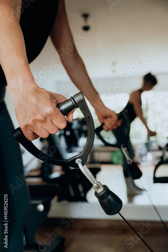 Close up - Seilzugübung im Fitnessraum