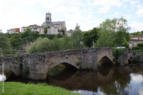 Obraz na płótnie Vue d'ensemble du village, village de Bellac, département de la Haute-Vienne, France w salonie