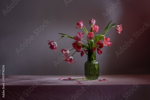 Obraz na płótnie pink tulips in green glass vase on table w salonie