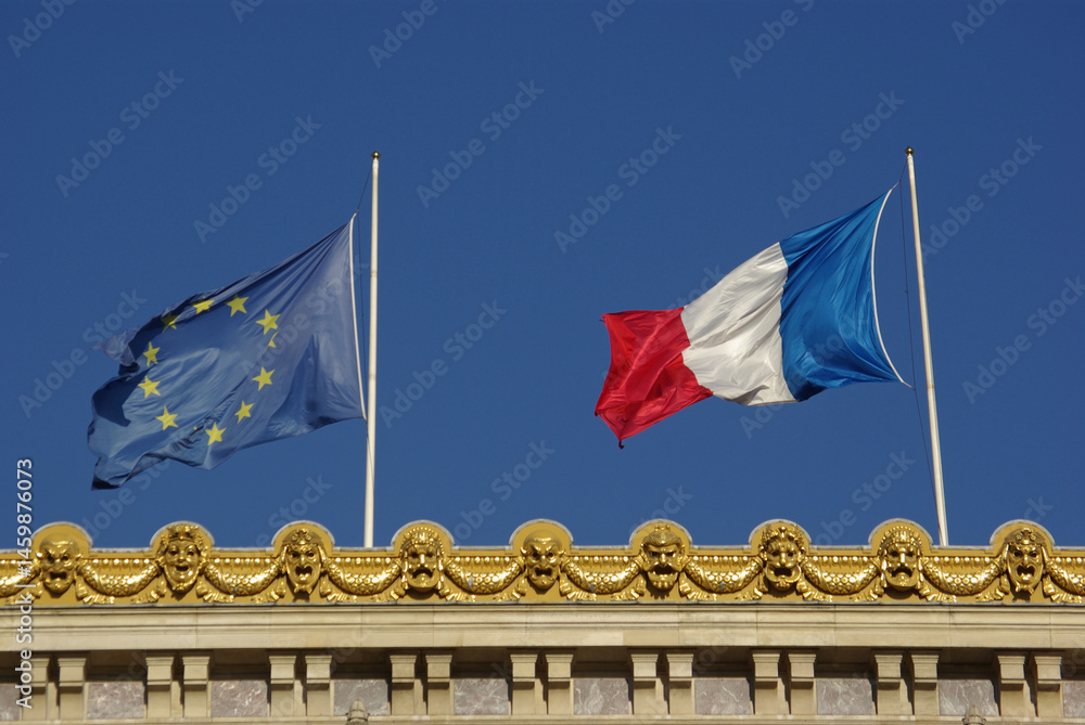 Drapeaux européen et français