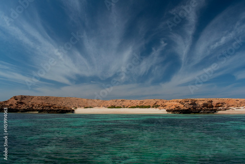 Obraz na płótnie Oman, Middle East, 03-10-2025: the crystal clear waters of Daymaniyat Islands (Ad Dimaniyat), a pristine nature reserve and protected area in the Gulf of Oman, home of sea turtles and migratory birds w salonie