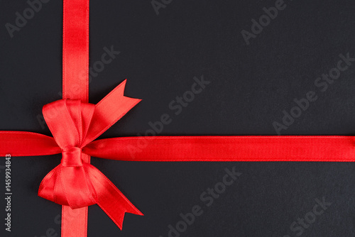 Obraz na płótnie Red ribbon and bow on black background w salonie