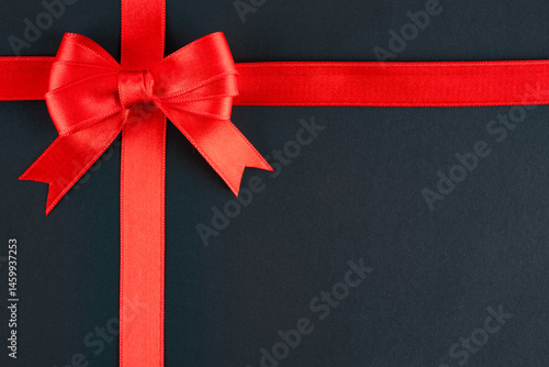 Obraz na płótnie Red ribbon and bow on black background w salonie