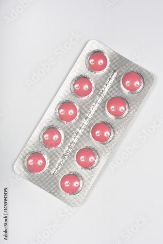 Obraz na płótnie A blister pack containing ten pink pills is shown against a neutral background w salonie