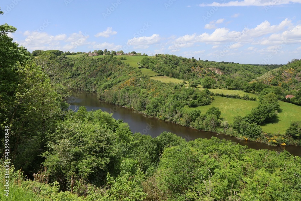 Fleuve la Creuse, la boucle du pin dans la vallée de la Creuse, village de Badecon le Pin, département de l'Indre, France